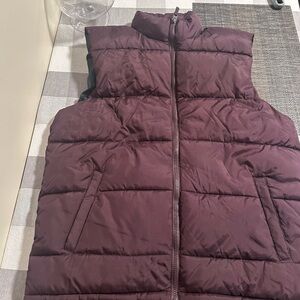 Old Navy burgundy men’s nylon puffer vest L large